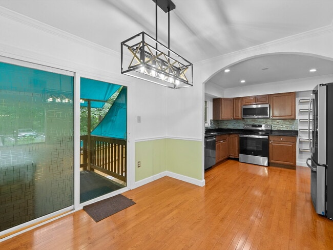 Building Photo - Spacious Reston Townhome in a Prime Centra...