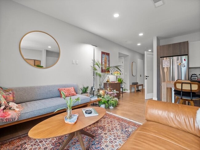 Building Photo - 9 Central St