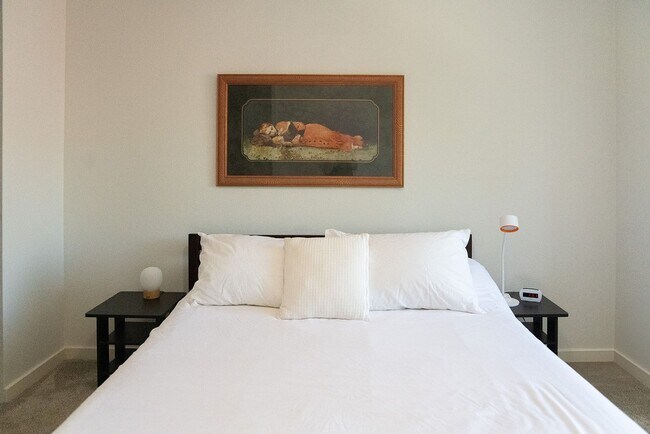 Building Photo - 2 BDR Gorgeous Updated Townhome with Huge Garden