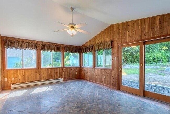 Building Photo - 142 E Meadow Rd