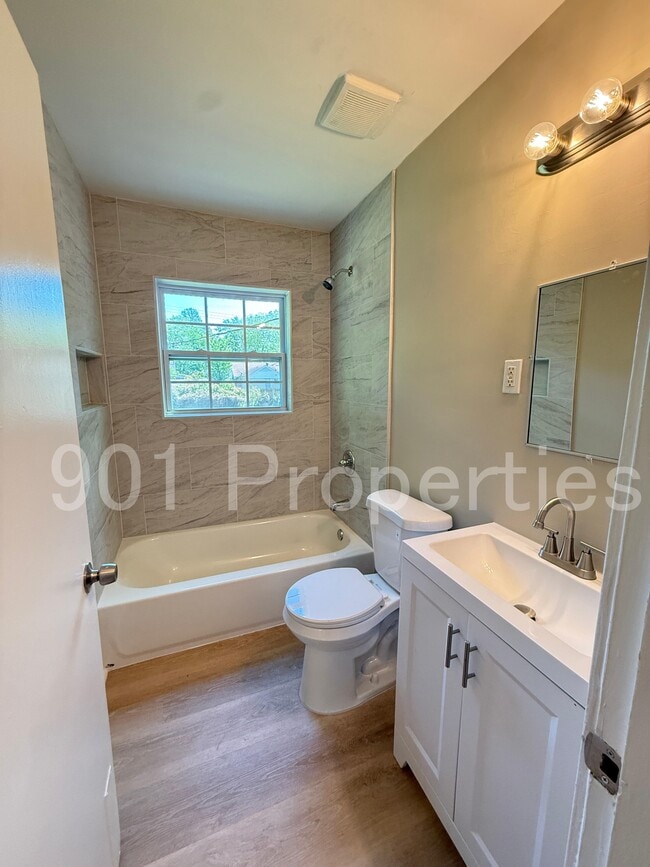 Building Photo - 814 Colonial Rd