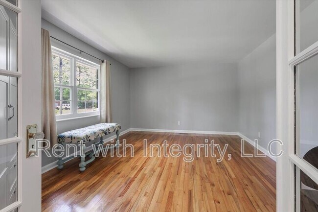 Building Photo - 1917 Sharon Rd