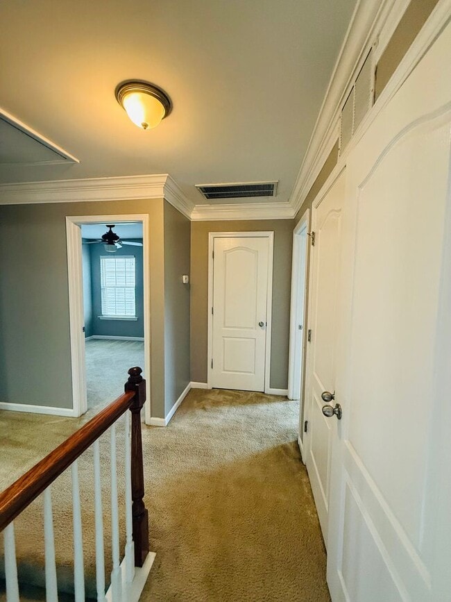 Building Photo - Hidden 4 bedroom, 2.5 bathroom Gem!