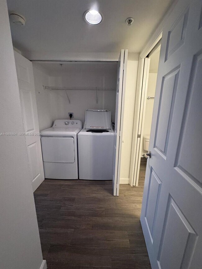 Building Photo - 1155 Brickell Bay Dr