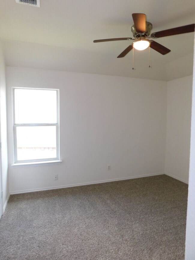 Building Photo - Large 4 bed house with master downstairs and 2 car garage on a cul- de-sac. Golf course community...