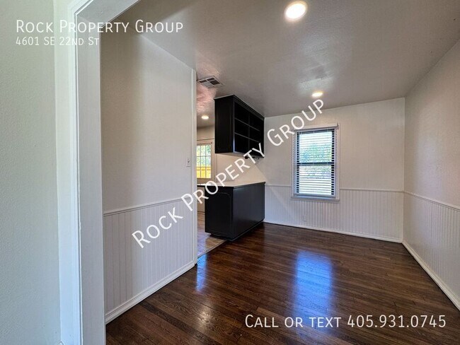 Building Photo - 4601 SE 22nd St