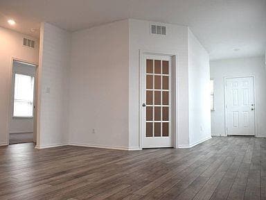 Building Photo - 217 English Oak St