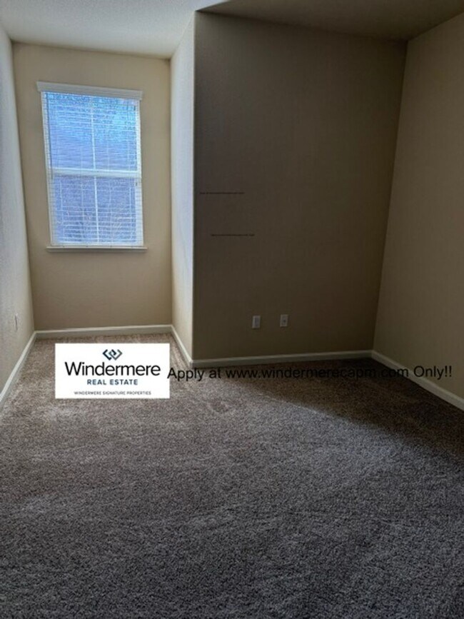 Building Photo - Gorgeous Turn Key Corner Condo In The Heart Of Natomas!