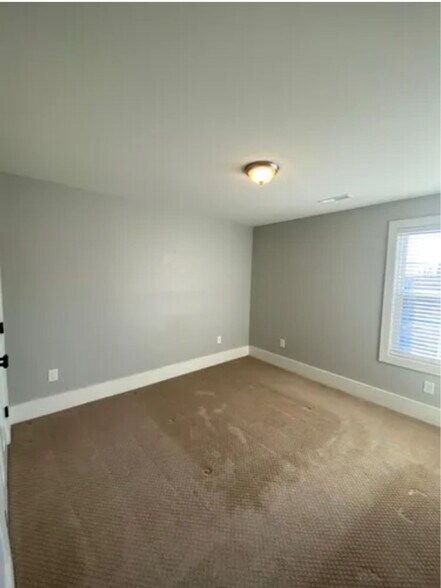 Building Photo - 22 Twin Oaks Dr