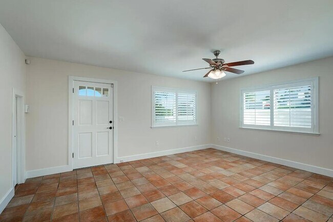 Building Photo - 308 Palm Ave