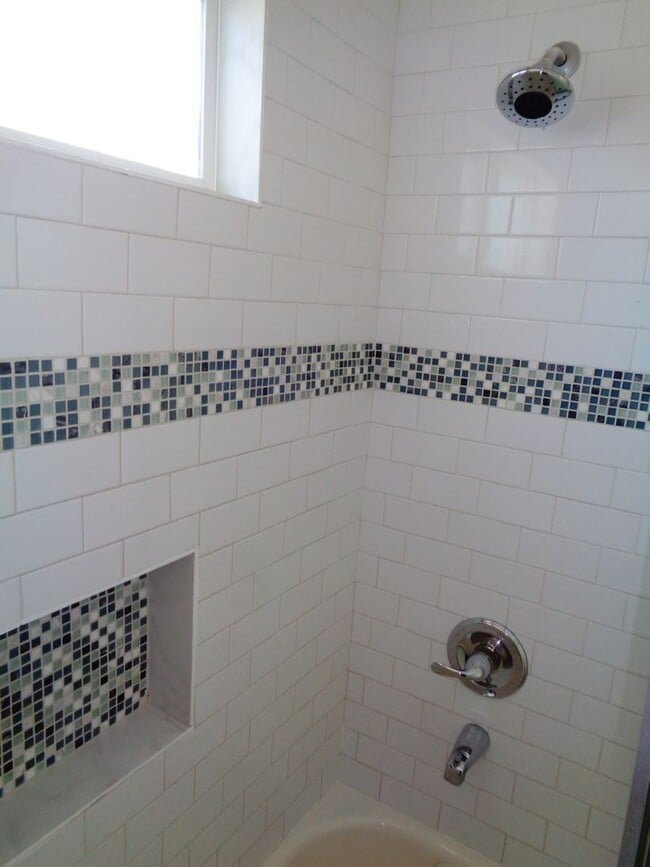 Building Photo - 2 Bedroom 1 Bath Remodeled House for Rent ...