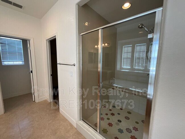 Building Photo - 546 W Campania Way