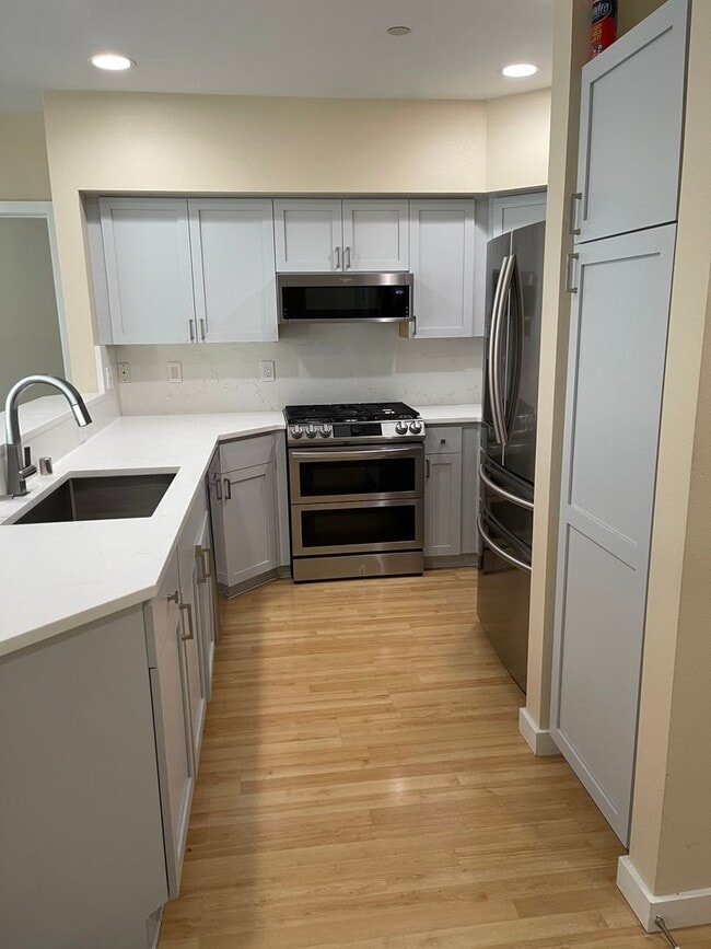 Building Photo - Fantastic Condo in the Heart of Downtown B...