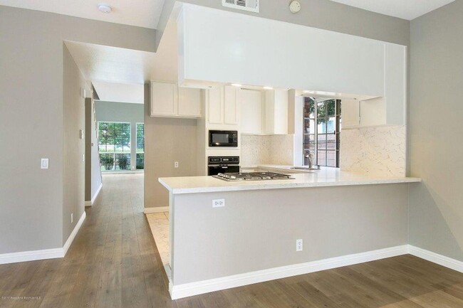 Building Photo - Spacious renovated townhouse in Arcadia fo...