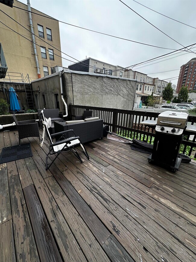 Building Photo - 407 1st St
