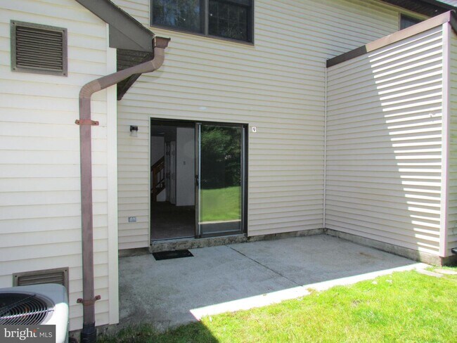 Building Photo - 9 Cohanzick Ct