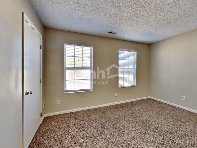 Building Photo - 136 N Honey Springs Ave