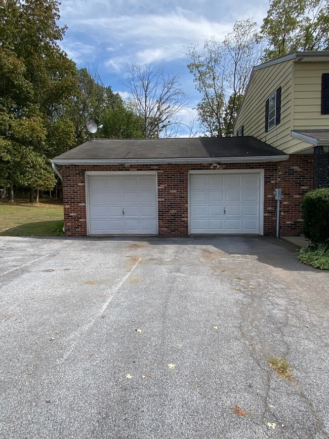 Building Photo - 327 Griffith Dr