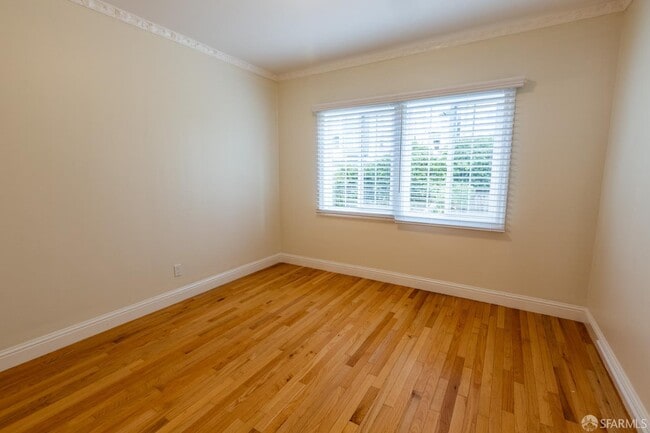 Building Photo - 219 St Charles Ave