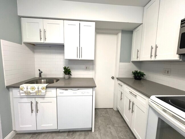 Building Photo - 2218 S Goebbert Rd