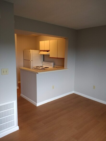 Building Photo - 1600 Park Cir