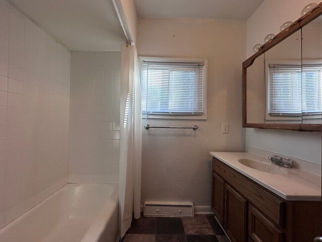 Building Photo - 2 Bedroom house with 1 car attached garage $825 per month