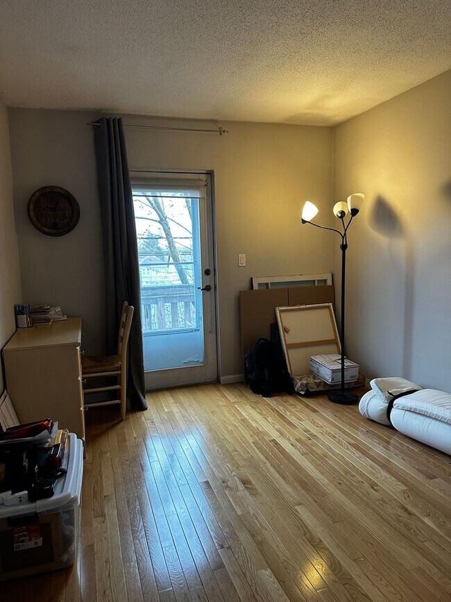 Building Photo - No Brokers Fee!! Spacious 2-Bed, 2-Bath Co...
