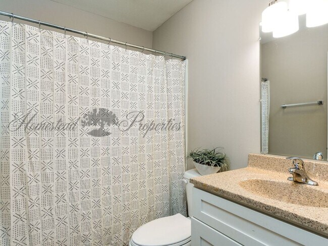 Building Photo - Quiet and convenient 3 Bedroom, 1 Bathroom apartment at our Oakland Duplex – Johnson City, TN