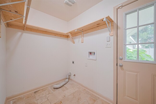 Building Photo - 982 W Donovan St