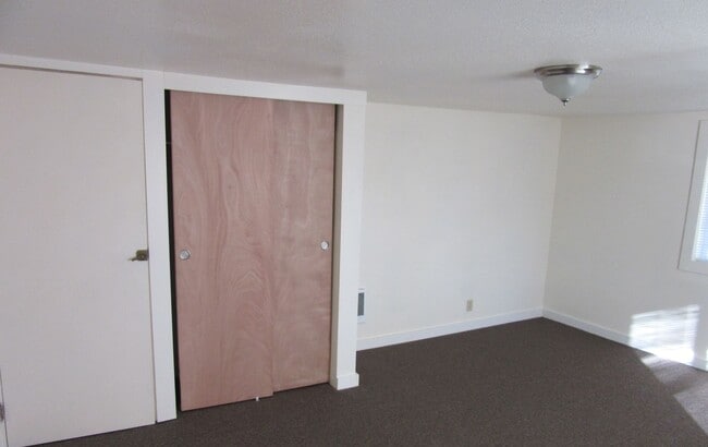 Building Photo - 912 N 1st St