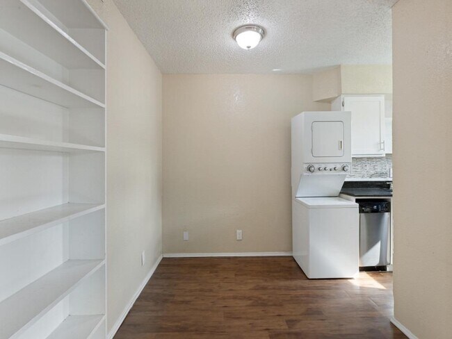 Building Photo - 2401 Manor Rd