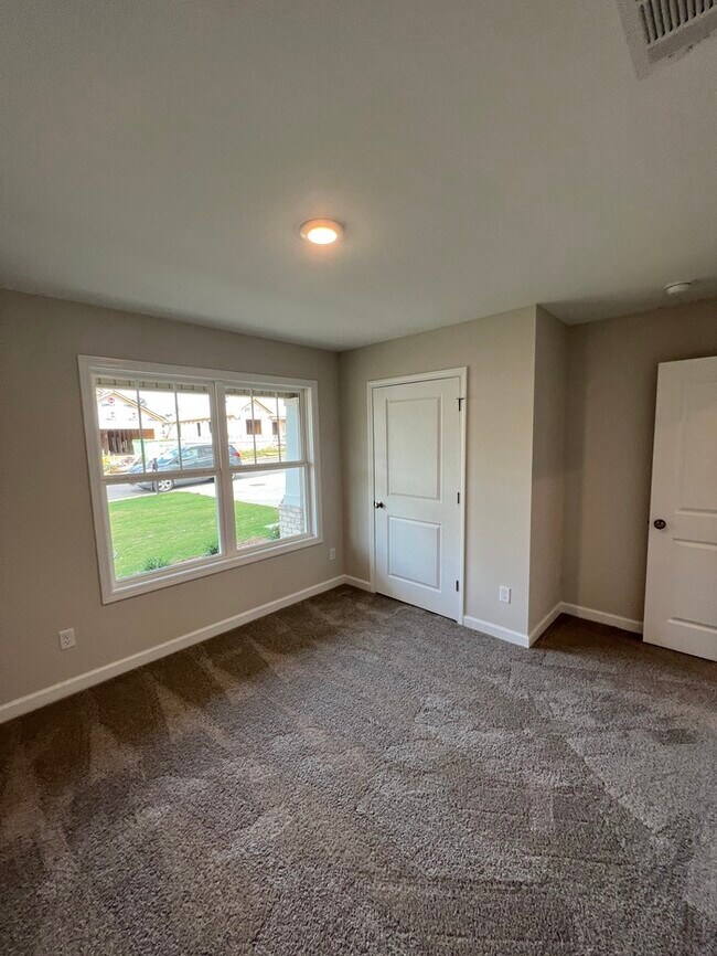 Building Photo - FIRST MONTH'S RENT FREE!