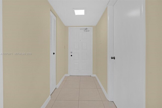 Building Photo - 15545 N Miami Lakeway