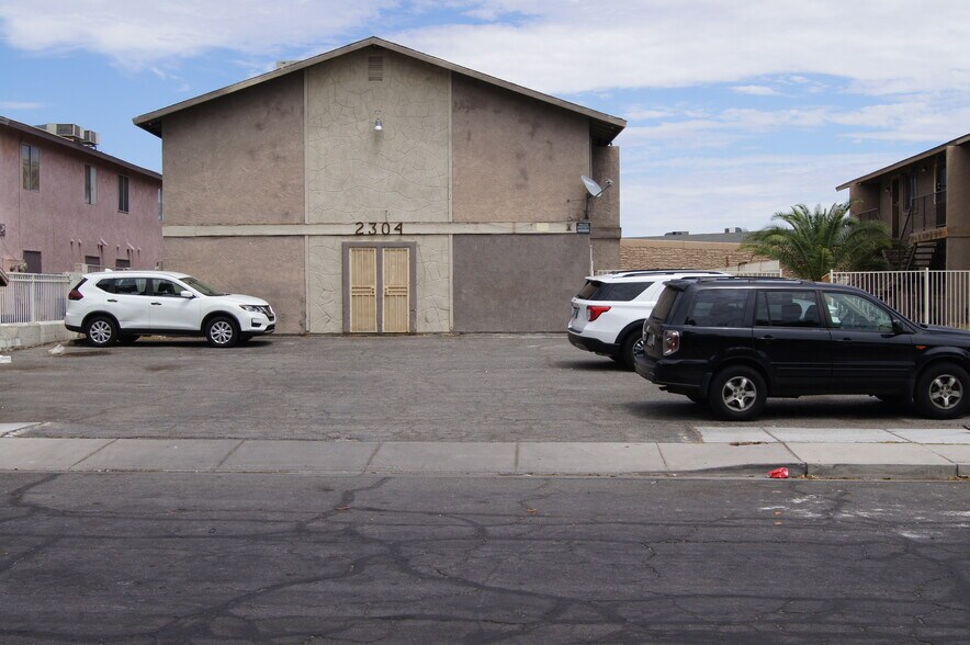 Building Photo - 2304 Saturn Ave
