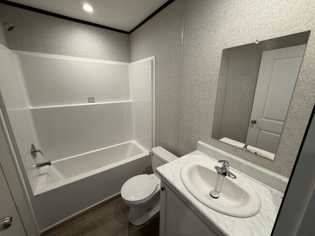 Building Photo - 156 Lakeside Garden Cir