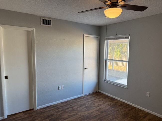 Building Photo - 2Bedroom 2 Bath Single Family Home W/1 Car Garage