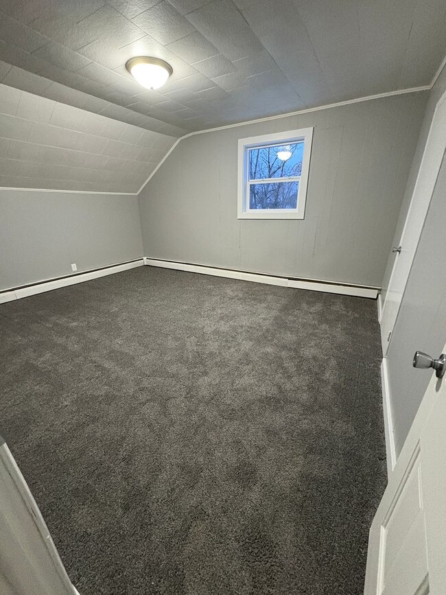 Building Photo - Remodeled 3 bed 2 bath