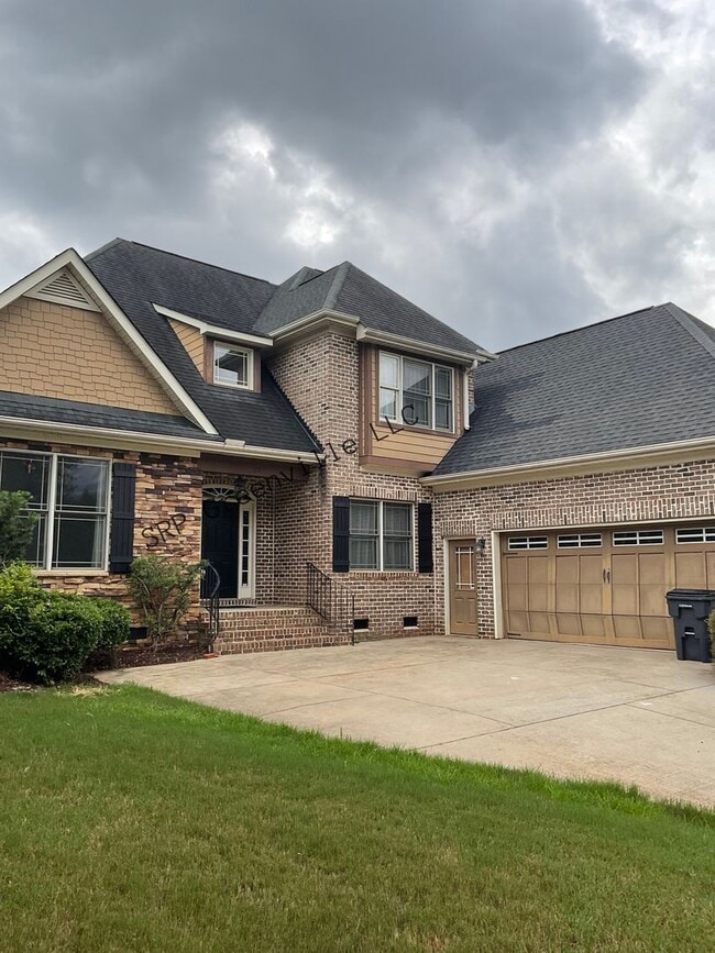 Primary Photo - Four Bedroom Brick House for Rent!