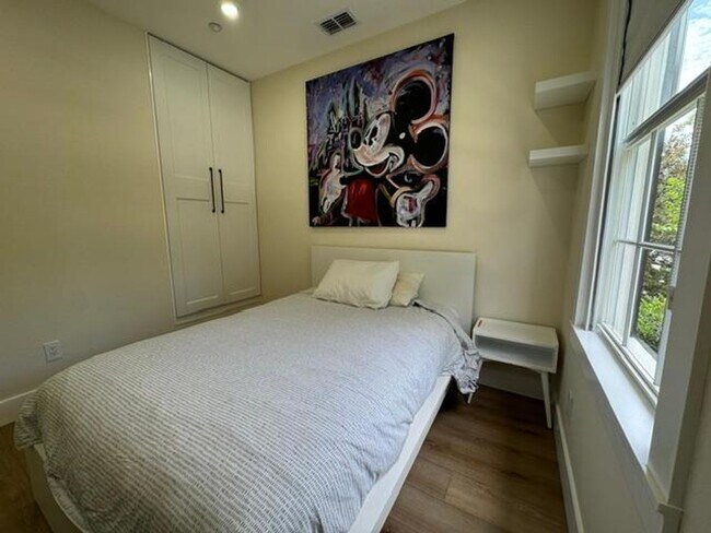 Building Photo - 4 Bedroom fully renovated Townhome in the Main Village of Celebration