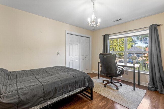 Building Photo - 4897 Hampshire Pl