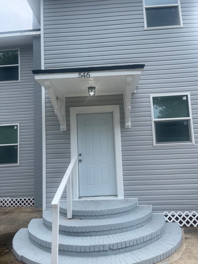 Building Photo - Duplex with Garage Apartment