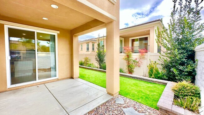 Building Photo - Beautiful, Stand Alone Condo in Resort-lik...