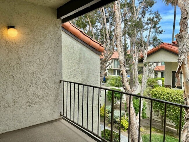 Building Photo - 2226 Martinique Ln