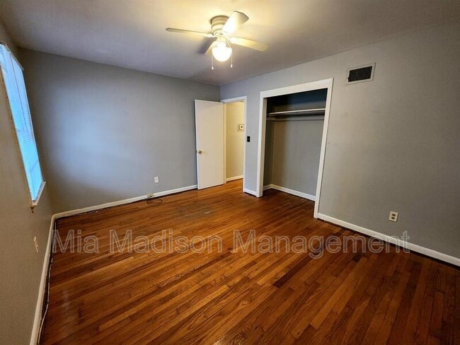 Building Photo - 604 E 54th St