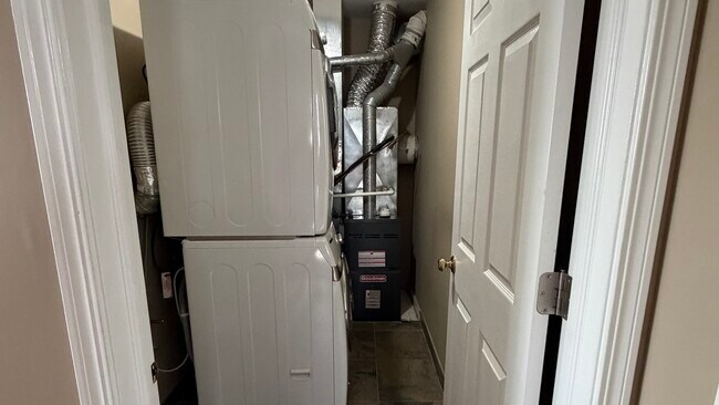 Building Photo - 3015 Kentshire Cir