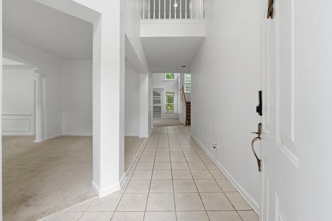 Building Photo - Spacious Renovated Home on a Quiet Cul-de-Sac Single-family · Professionally managed · Move-in ready
