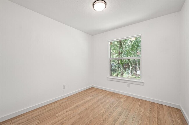 Building Photo - 2313 Lakehurst Dr