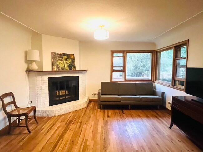 Building Photo - 606 S Longmont Ave