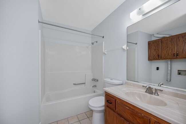 Building Photo - Newly Renovated Unit