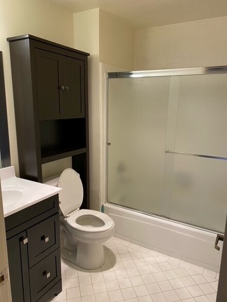 BATHROOM - 630 Carolina St